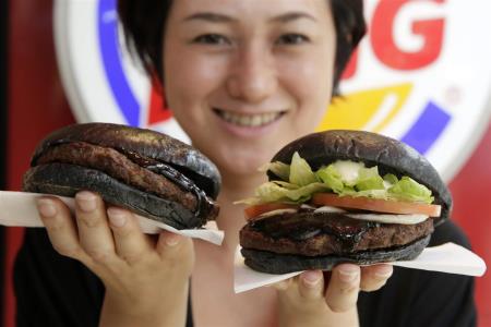 Črni hamburger hit na Japonskem